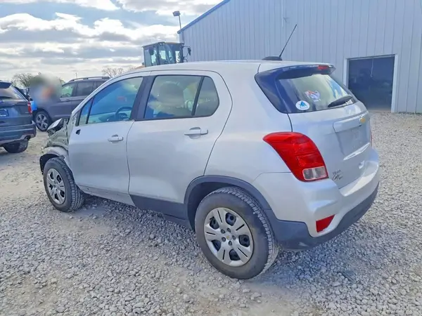 3GNCJKSB8HL278817 2017 CHEVROLET TRAX - Image 2