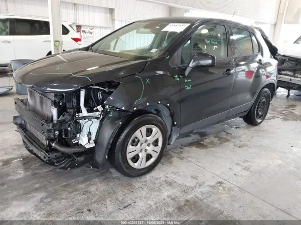 3GNCJKSB8HL290577 2017 CHEVROLET TRAX - Image 2