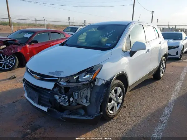 3GNCJKSB8JL172678 2018 CHEVROLET TRAX - Image 2