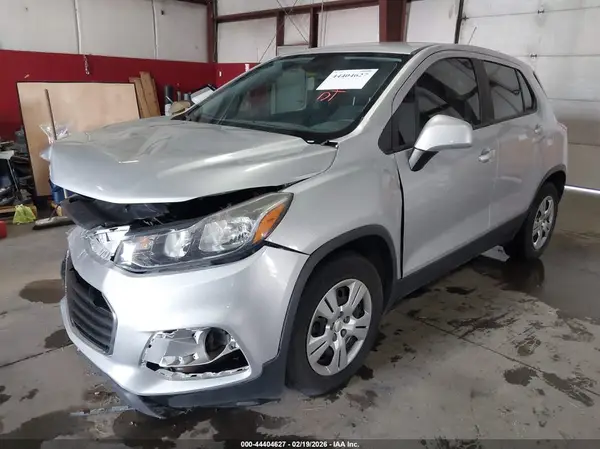 3GNCJKSB8JL220860 2018 CHEVROLET TRAX - Image 2