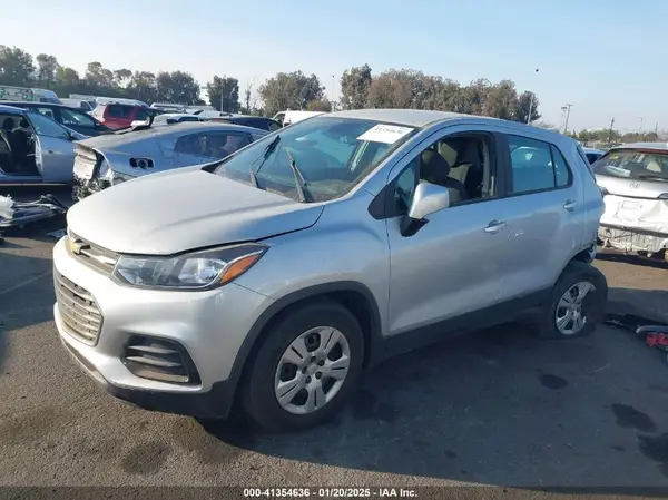 3GNCJKSB8JL282128 2018 CHEVROLET TRAX - Image 2