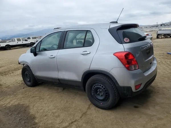 3GNCJKSB8JL385209 2018 CHEVROLET TRAX - Image 2