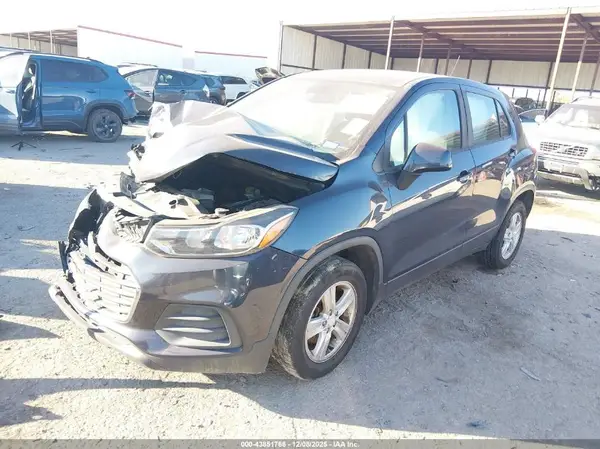3GNCJKSB8KL211853 2019 CHEVROLET TRAX - Image 2
