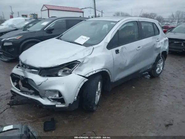 3GNCJKSB8KL218396 2019 CHEVROLET TRAX - Image 2