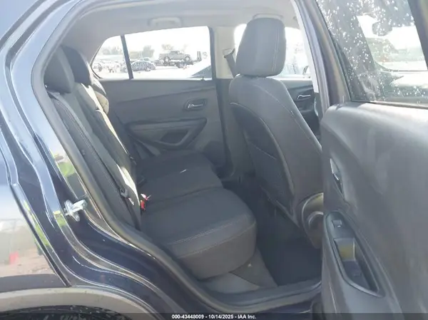 3GNCJKSB8KL275360 2019 CHEVROLET TRAX - Image 8