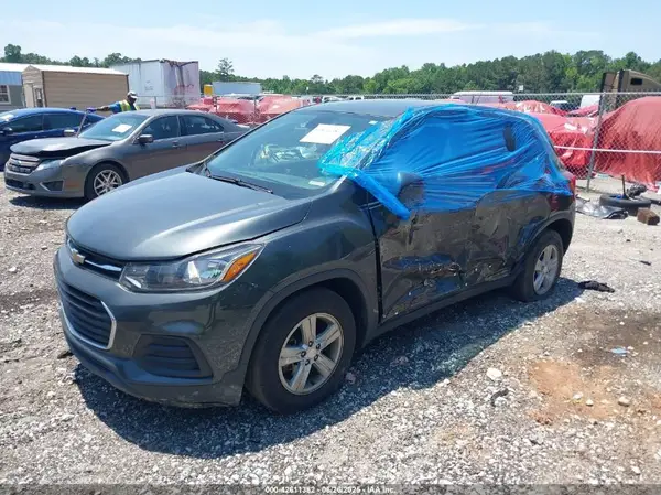 3GNCJKSB8KL385857 2019 CHEVROLET TRAX - Image 2