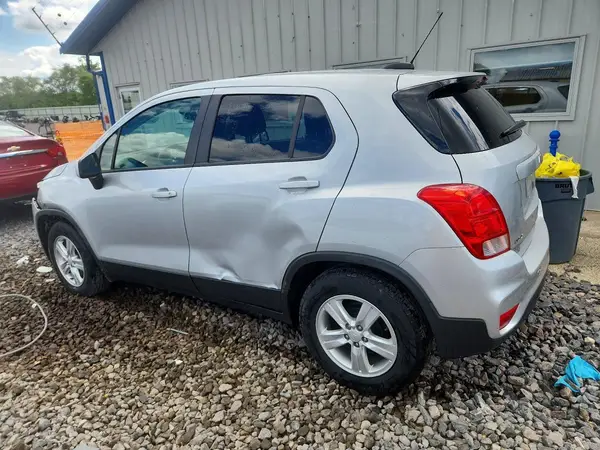 3GNCJKSB8KL403922 2019 CHEVROLET TRAX - Image 2