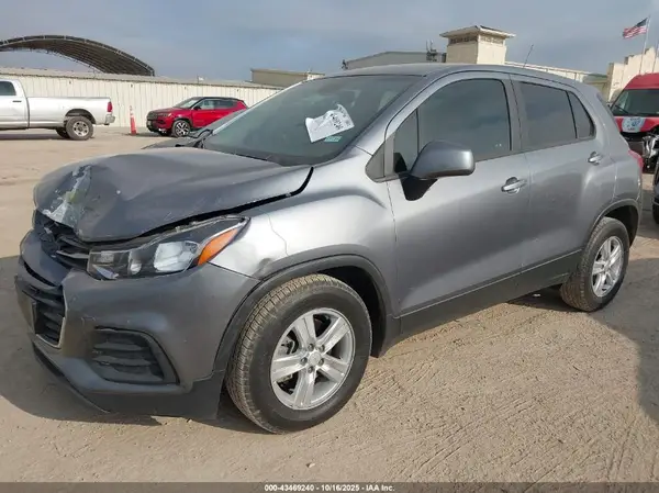 3GNCJKSB8LL305930 2020 CHEVROLET TRAX - Image 2