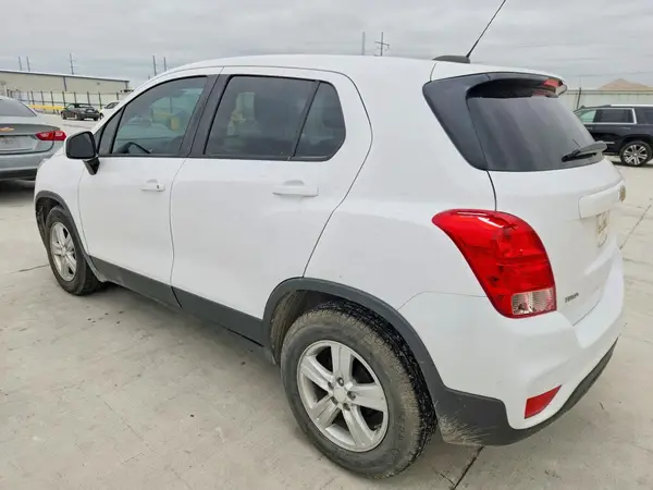 3GNCJKSB8LL317267 2020 CHEVROLET TRAX - Image 2