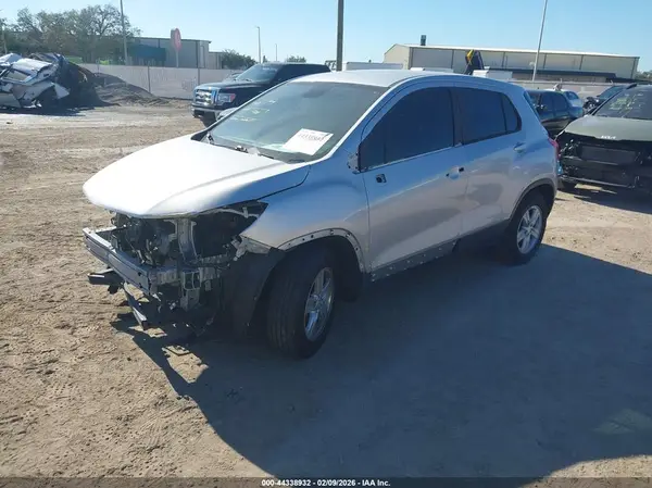 3GNCJKSB8LL319701 2020 CHEVROLET TRAX - Image 2