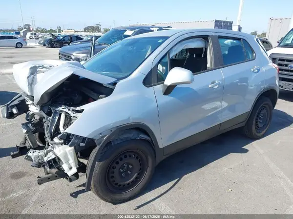 3GNCJKSB9HL274839 2017 CHEVROLET TRAX - Image 2