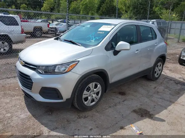3GNCJKSB9JL267962 2018 CHEVROLET TRAX - Image 2