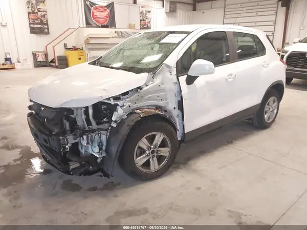 3GNCJKSB9KL201090 2019 CHEVROLET TRAX - Image 2