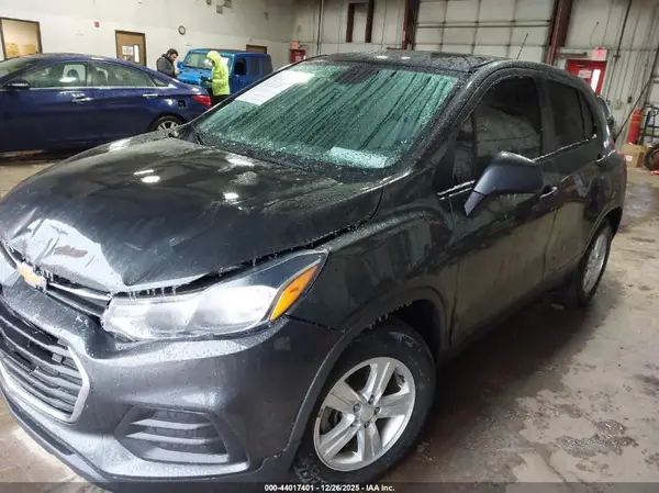 3GNCJKSB9KL233067 2019 CHEVROLET TRAX - Image 2