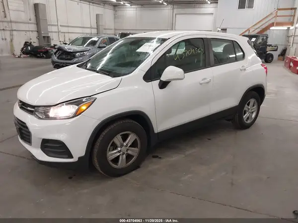 3GNCJKSB9KL260883 2019 CHEVROLET TRAX - Image 2