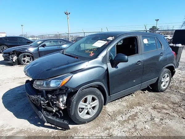 3GNCJKSB9KL262262 2019 CHEVROLET TRAX - Image 2