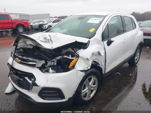 3GNCJKSB9KL269745 2019 CHEVROLET TRAX - Image 2