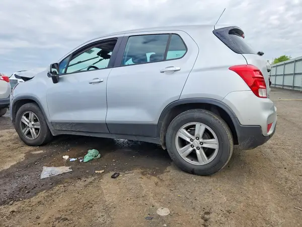 3GNCJKSB9KL317566 2019 CHEVROLET TRAX - Image 2