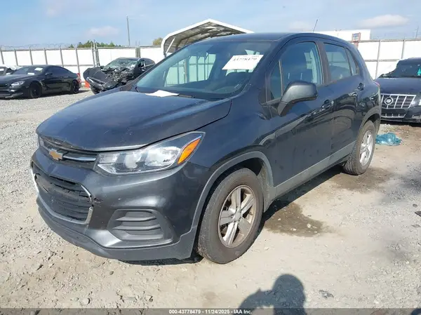 3GNCJKSB9KL318572 2019 CHEVROLET TRAX - Image 2