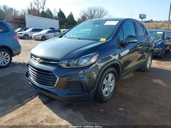 3GNCJKSB9KL373586 2019 CHEVROLET TRAX - Image 2