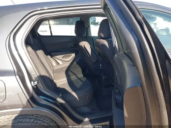 3GNCJKSB9KL373586 2019 CHEVROLET TRAX - Image 8