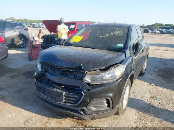 3GNCJKSB9LL318573 2020 CHEVROLET TRAX - Image 2