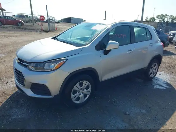 3GNCJKSBXJL225395 2018 CHEVROLET TRAX - Image 2
