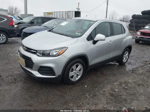 3GNCJKSBXKL204242 2019 CHEVROLET TRAX - Image 2