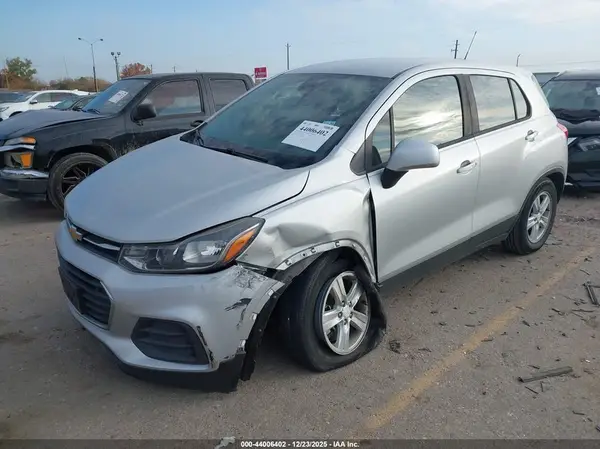 3GNCJKSBXKL245762 2019 CHEVROLET TRAX - Image 2