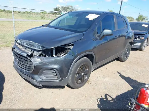 3GNCJKSBXKL255837 2019 CHEVROLET TRAX - Image 2
