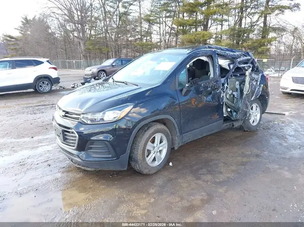 3GNCJKSBXKL300890 2019 CHEVROLET TRAX - Image 2