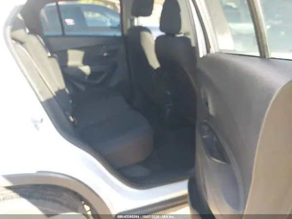 3GNCJKSBXKL304468 2019 CHEVROLET TRAX - Image 8