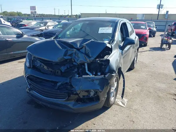 3GNCJKSBXKL330164 2019 CHEVROLET TRAX - Image 2