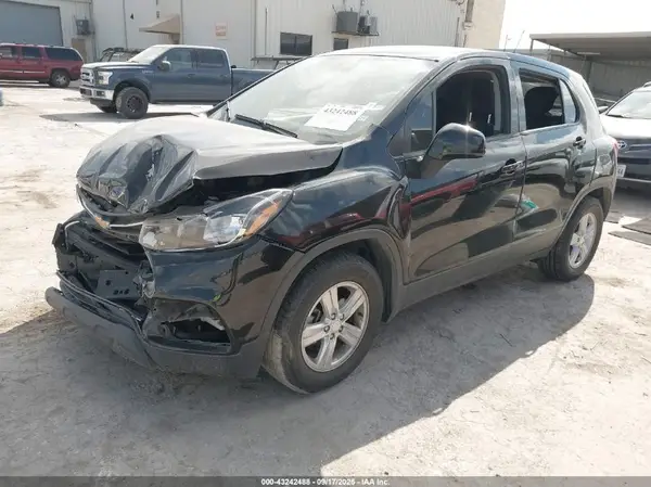 3GNCJKSBXKL373323 2019 CHEVROLET TRAX - Image 2