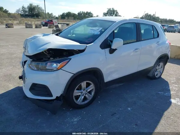 3GNCJKSBXKL396844 2019 CHEVROLET TRAX - Image 2
