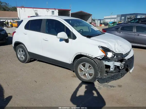 3GNCJKSBXLL108211 2020 CHEVROLET TRAX - Image 1