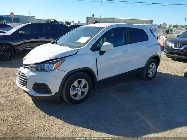 3GNCJKSBXLL108211 2020 CHEVROLET TRAX - Image 2