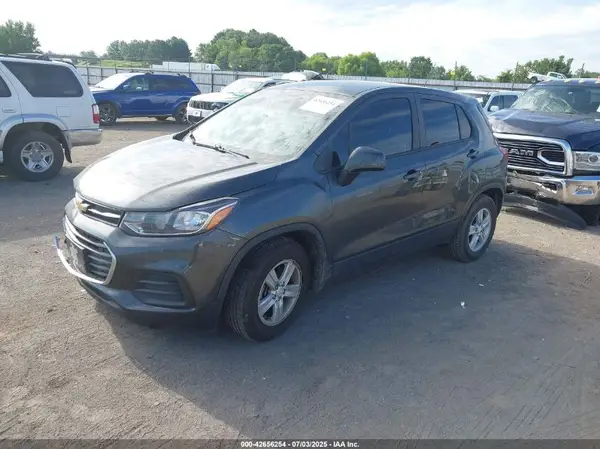 3GNCJKSBXLL121055 2020 CHEVROLET TRAX - Image 2