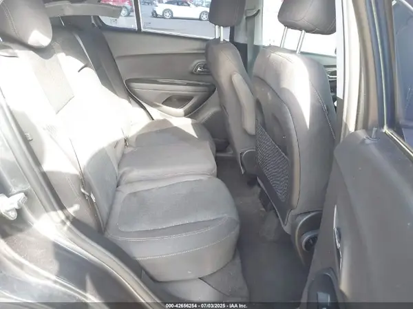 3GNCJKSBXLL121055 2020 CHEVROLET TRAX - Image 8