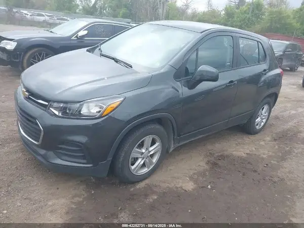 3GNCJKSBXLL128281 2020 CHEVROLET TRAX - Image 2