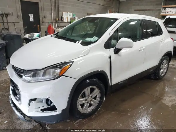 3GNCJKSBXLL157926 2020 CHEVROLET TRAX - Image 2