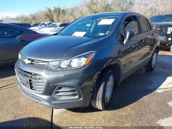 3GNCJKSBXLL198055 2020 CHEVROLET TRAX - Image 2