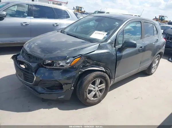 3GNCJKSBXLL241552 2020 CHEVROLET TRAX - Image 2