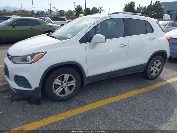 3GNCJLSB0KL120985 2019 CHEVROLET TRAX - Image 2