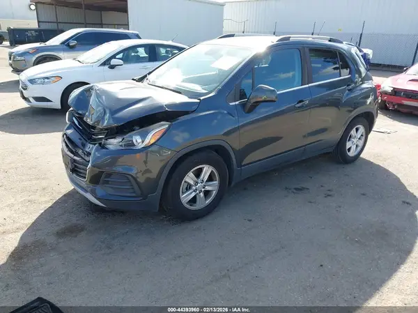 3GNCJLSB1JL285572 2018 CHEVROLET TRAX - Image 2