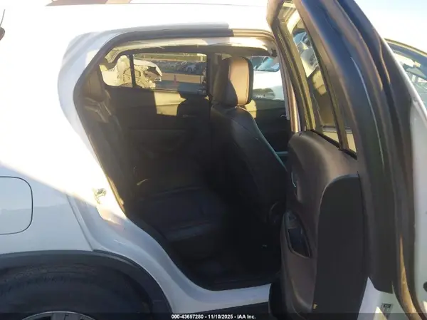 3GNCJLSB1KL326798 2019 CHEVROLET TRAX - Image 8