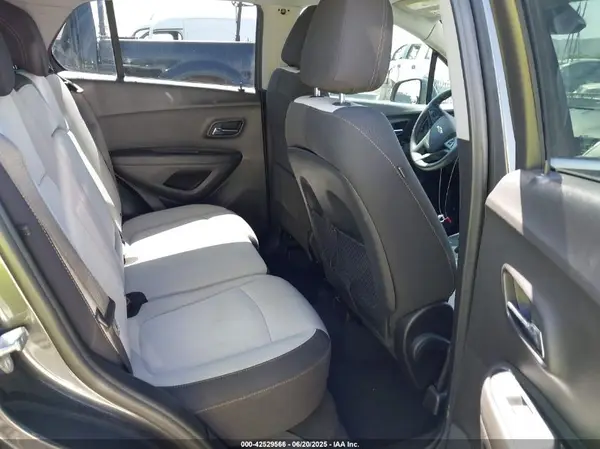 3GNCJLSB1KL350244 2019 CHEVROLET TRAX - Image 8