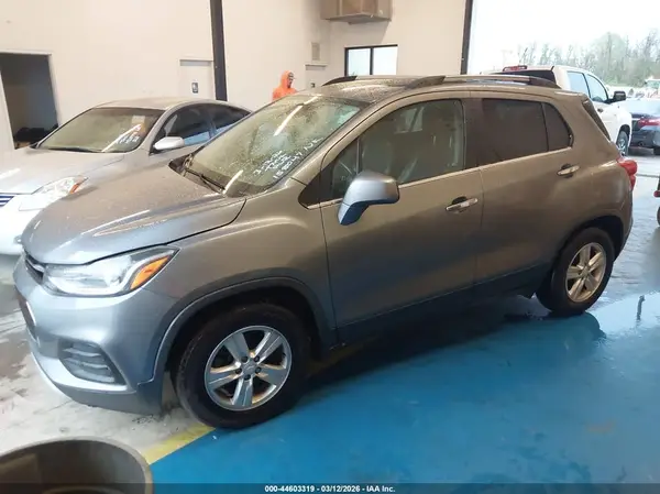 3GNCJLSB1LL158047 2020 CHEVROLET TRAX - Image 2