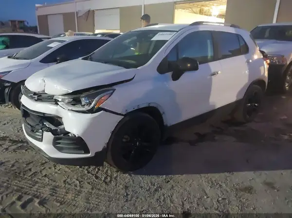 3GNCJLSB2KL157178 2019 CHEVROLET TRAX - Image 2