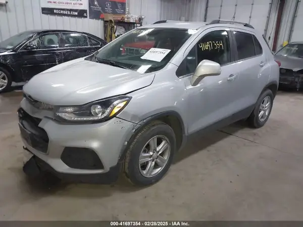 3GNCJLSB2LL301698 2020 CHEVROLET TRAX - Image 2